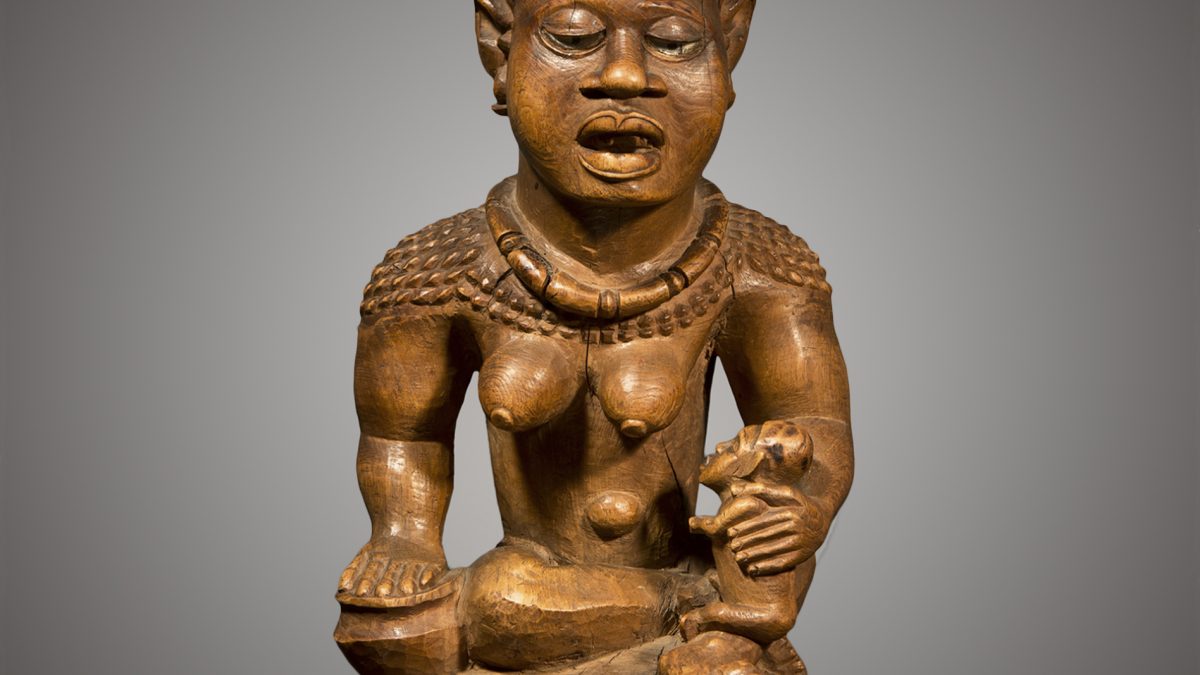 Maternità Phemba, Yombe, Repubblica Democratica del Congo. Legno e vetro, altezza 28,5 cm; veduta frontale.