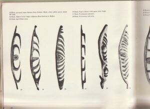D. Newton, Crocodile and Cassowary, Religious Art of the Upper Sepik River, New Guinea inside page with Hooks Figures Gra or Garra Fot in cui compare la figura ad uncino sul libro di Douglas Newton-Crocodile-and-Cassowary-Religious-Art-of-the-Upper-Sepik-River-New-Guinea