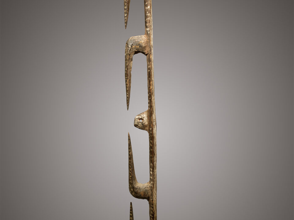 Figura ad uncino Gra o Garra, Behinemo Papua Nuova Guinea, inizio 20esimo secolo, legno, 128 cm
