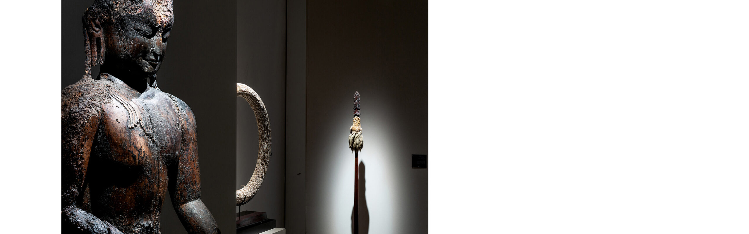 Scultura Buddista e tribale, Immagine di Buddha Kathmandu Npela in legno del XIV secolo, lancia Maori Polinesia in legno del diciannovesimo secolo, Moneta diwara Tolai dalla New Britain