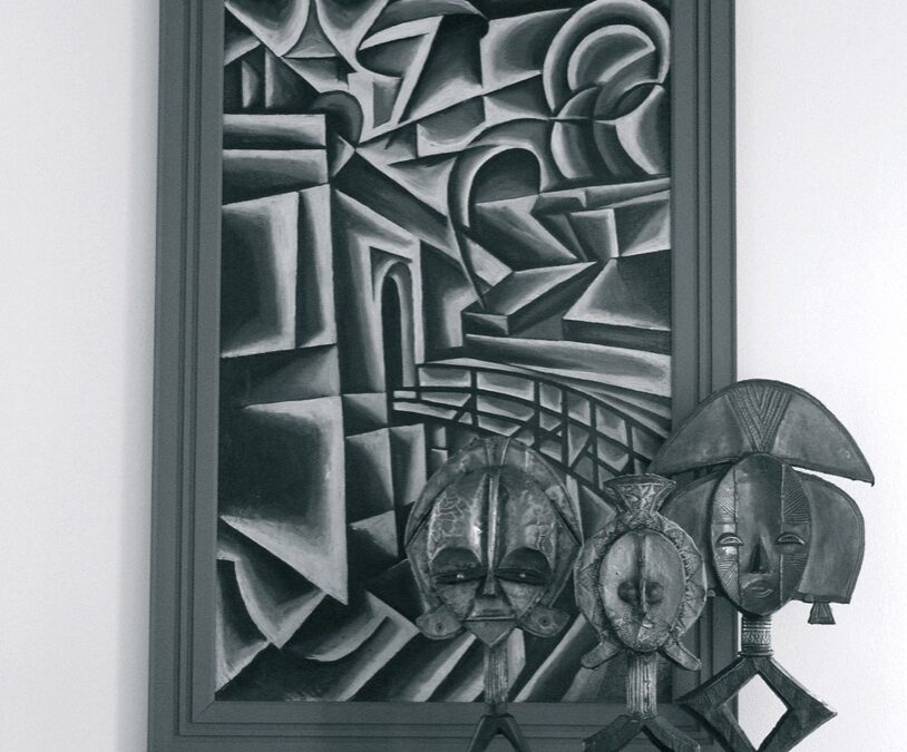 Figures gardiennes africaines aux côtés d’une peinture d’avant-garde russe, Dalton Somaré Milano